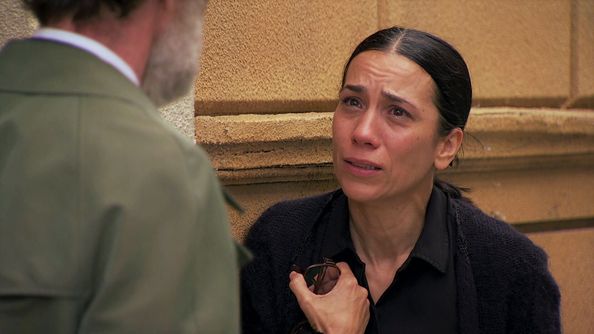 Manolita se aferra a la única persona que le puede ayudar: un vidente