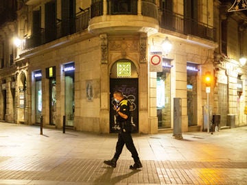 Imagen de archivo de un policía caminando en el toque de queda