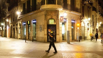 Imagen de archivo de un policía caminando en el toque de queda