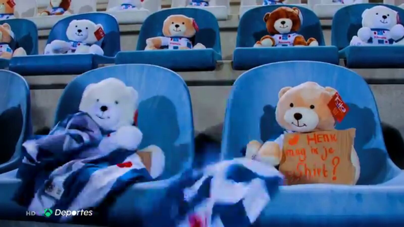 El Heerenveen llena su estadio con 15.000 peluches para recaudar fondos en la lucha contra el cáncer infantil