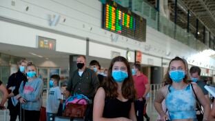 Varios turistas llegan al aeropuerto de Fuerteventura