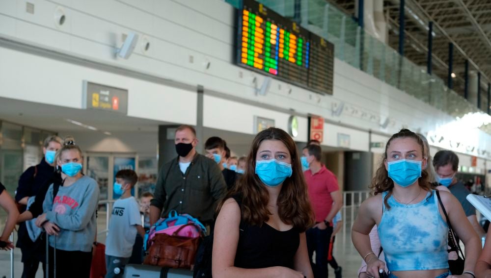 Varios turistas llegan al aeropuerto de Fuerteventura