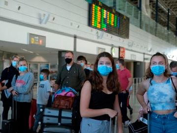 Varios turistas llegan al aeropuerto de Fuerteventura