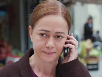 Hatice recibe una llamada esperanzadora de la persona en quien menos confiaba Hatice recibe una llamada esperanzadora de la persona en quien menos confiaba