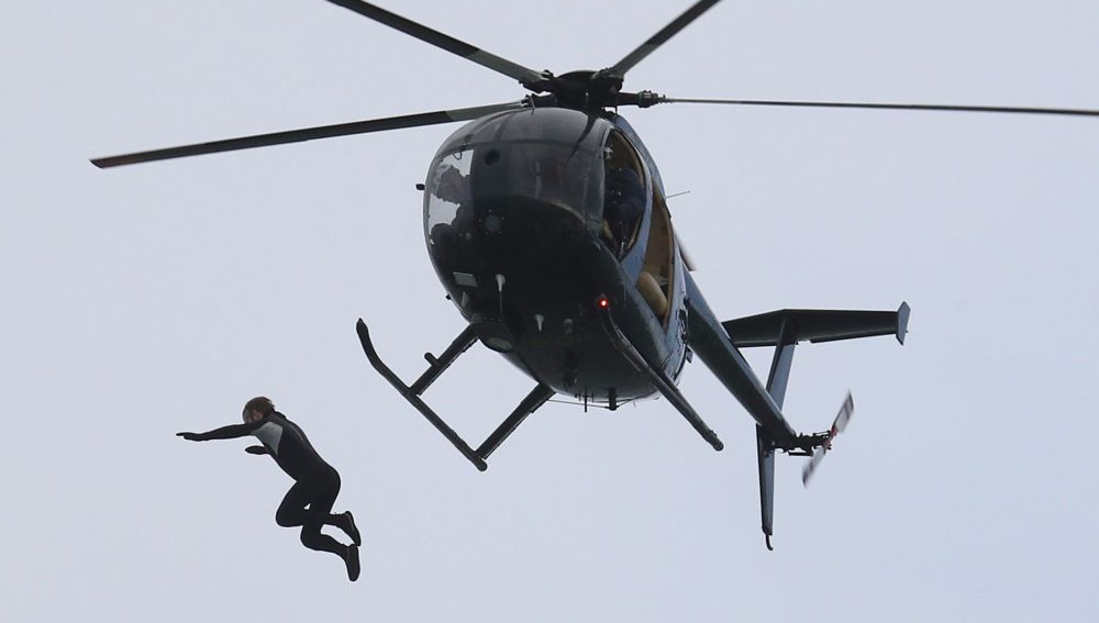 John Bream en el momento de saltar desde el helicóptero