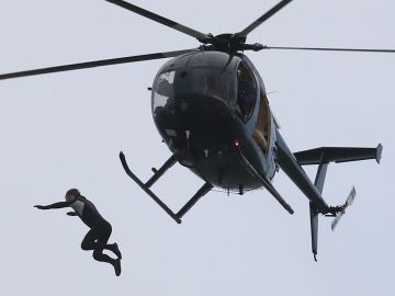 John Bream en el momento de saltar desde el helicóptero