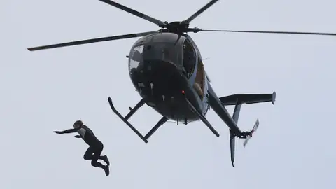 John Bream en el momento de saltar desde el helicóptero John Bream en el momento de saltar desde el helicóptero