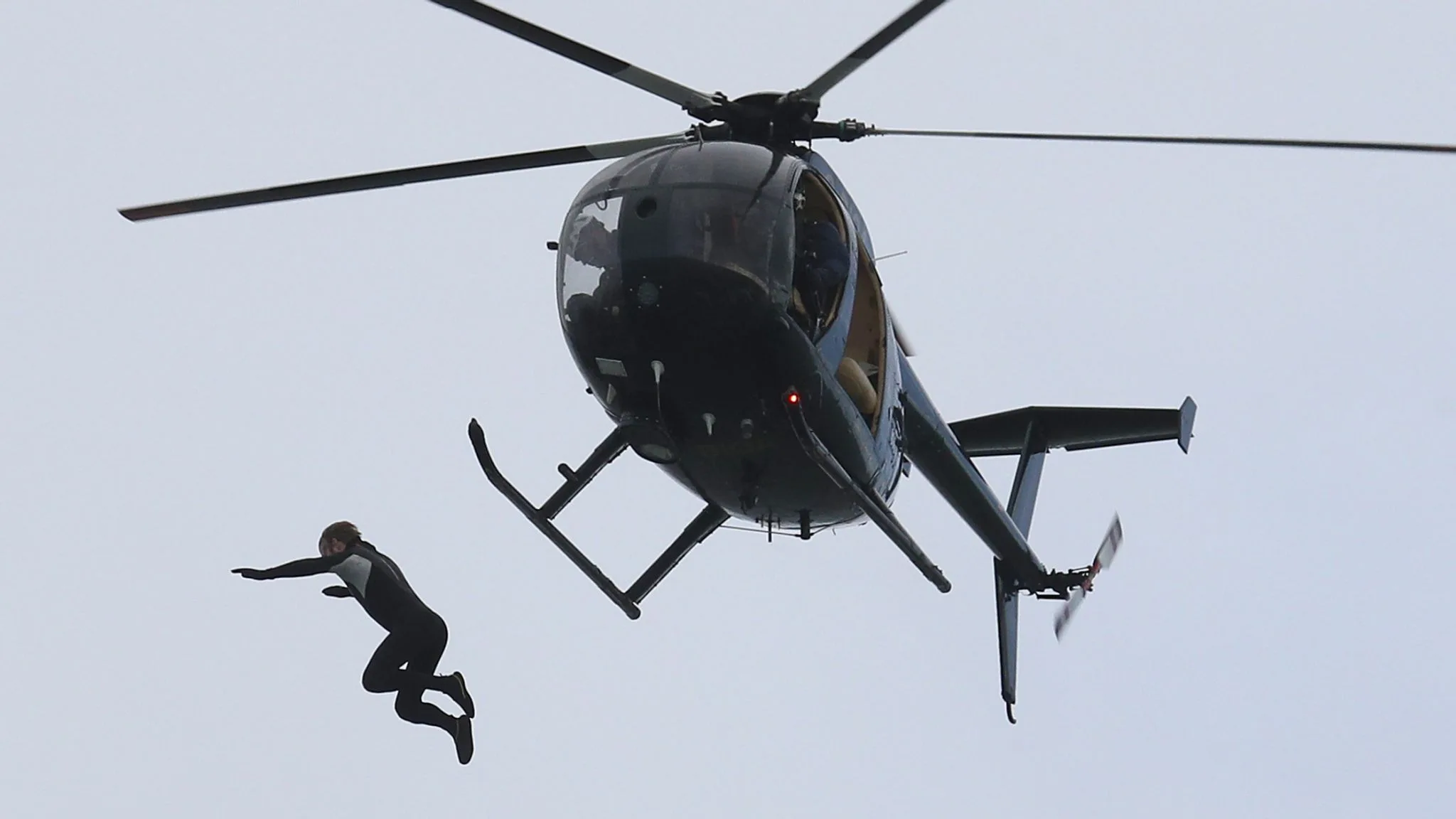 John Bream en el momento de saltar desde el helic&oacute;ptero