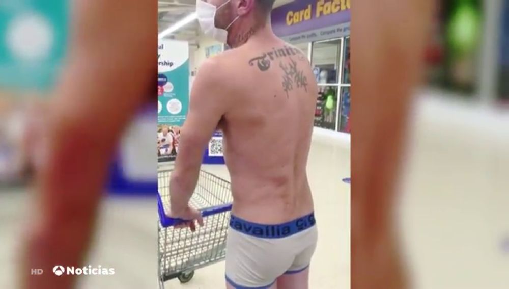Un hombre va a un supermercado en calzoncillos para protestar contra las restricciones por el coronavirus en Reino Unido