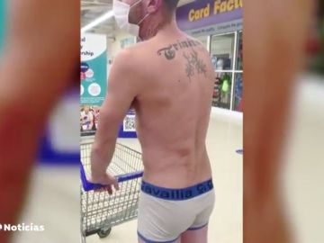 Un hombre va a un supermercado en calzoncillos para protestar contra las restricciones por el coronavirus en Reino Unido