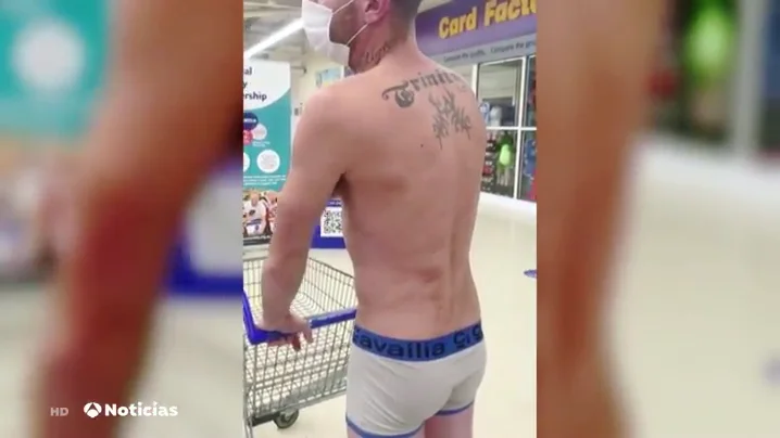 Un hombre va a un supermercado en calzoncillos para protestar contra las restricciones por el coronavirus en Reino Unido Un hombre va a un supermercado en calzoncillos para protestar contra las restricciones por el coronavirus en Reino Unido