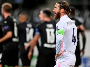Sergio Ramos se lamenta tras un gol del Borussia Mönchengladbach