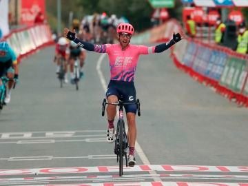 El canadiense Michael Woods celebra la victoria en la etapa 7 de la Vuelta a España