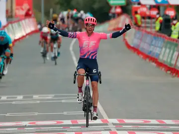 El canadiense Michael Woods celebra la victoria en la etapa 7 de la Vuelta a España El canadiense Michael Woods celebra la victoria en la etapa 7 de la Vuelta a España