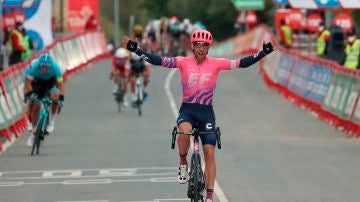 El canadiense Michael Woods celebra la victoria en la etapa 7 de la Vuelta a España