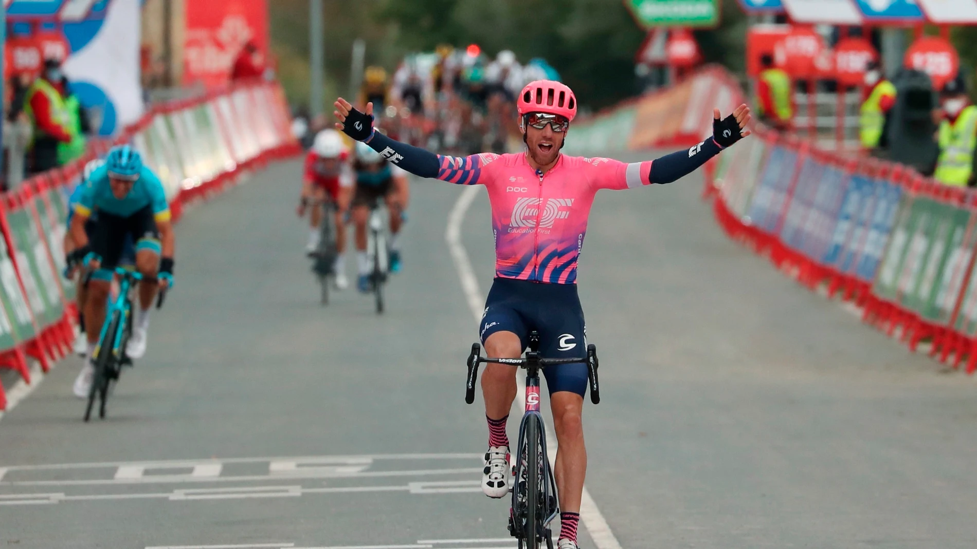 El canadiense Michael Woods celebra la victoria en la etapa 7 de la Vuelta a España El canadiense Michael Woods celebra la victoria en la etapa 7 de la Vuelta a España