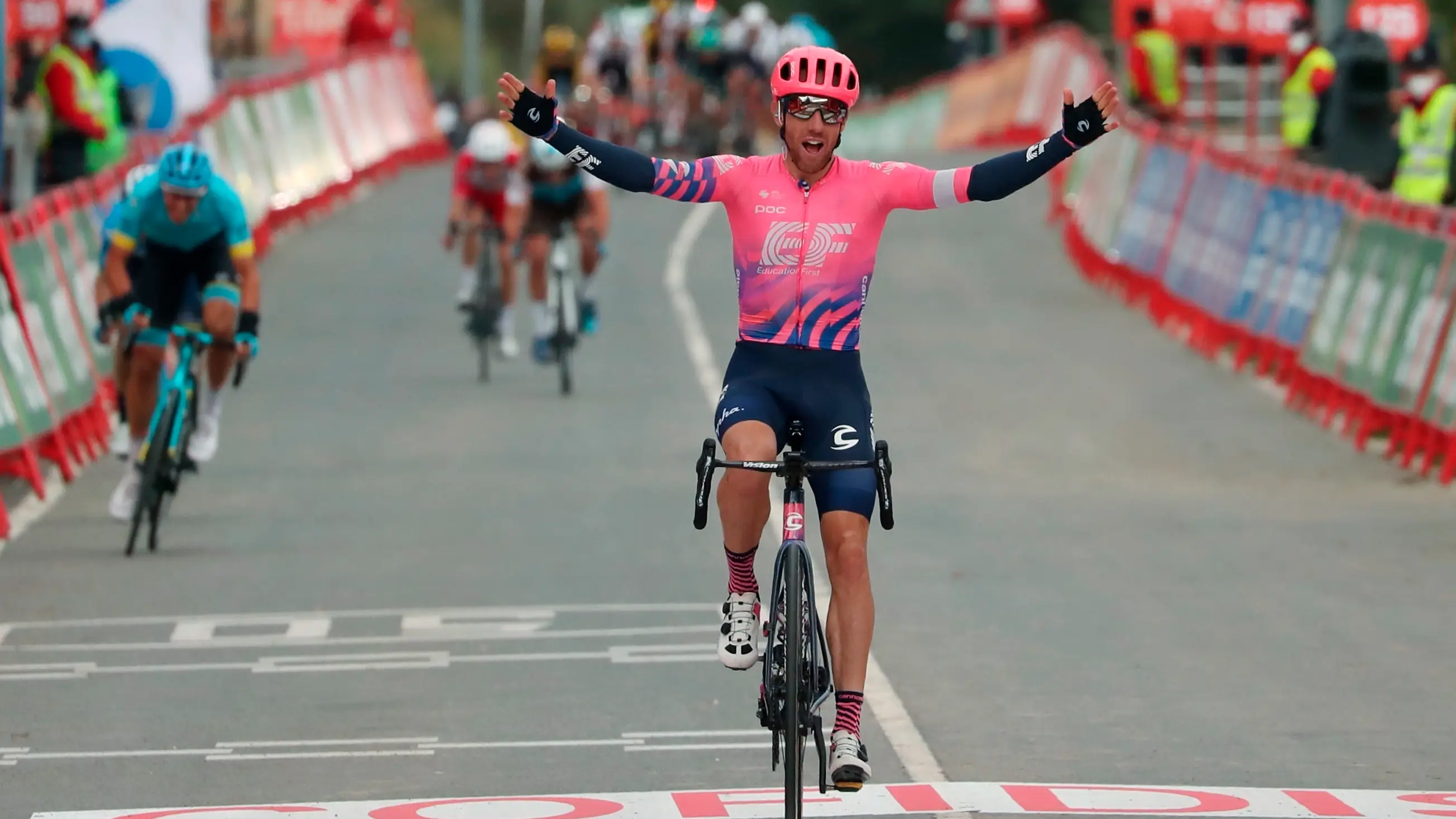 El canadiense Michael Woods celebra la victoria en la etapa 7 de la Vuelta a España El canadiense Michael Woods celebra la victoria en la etapa 7 de la Vuelta a España