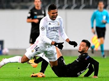 Casemiro, en acción ante el Borussia Mönchengladbach