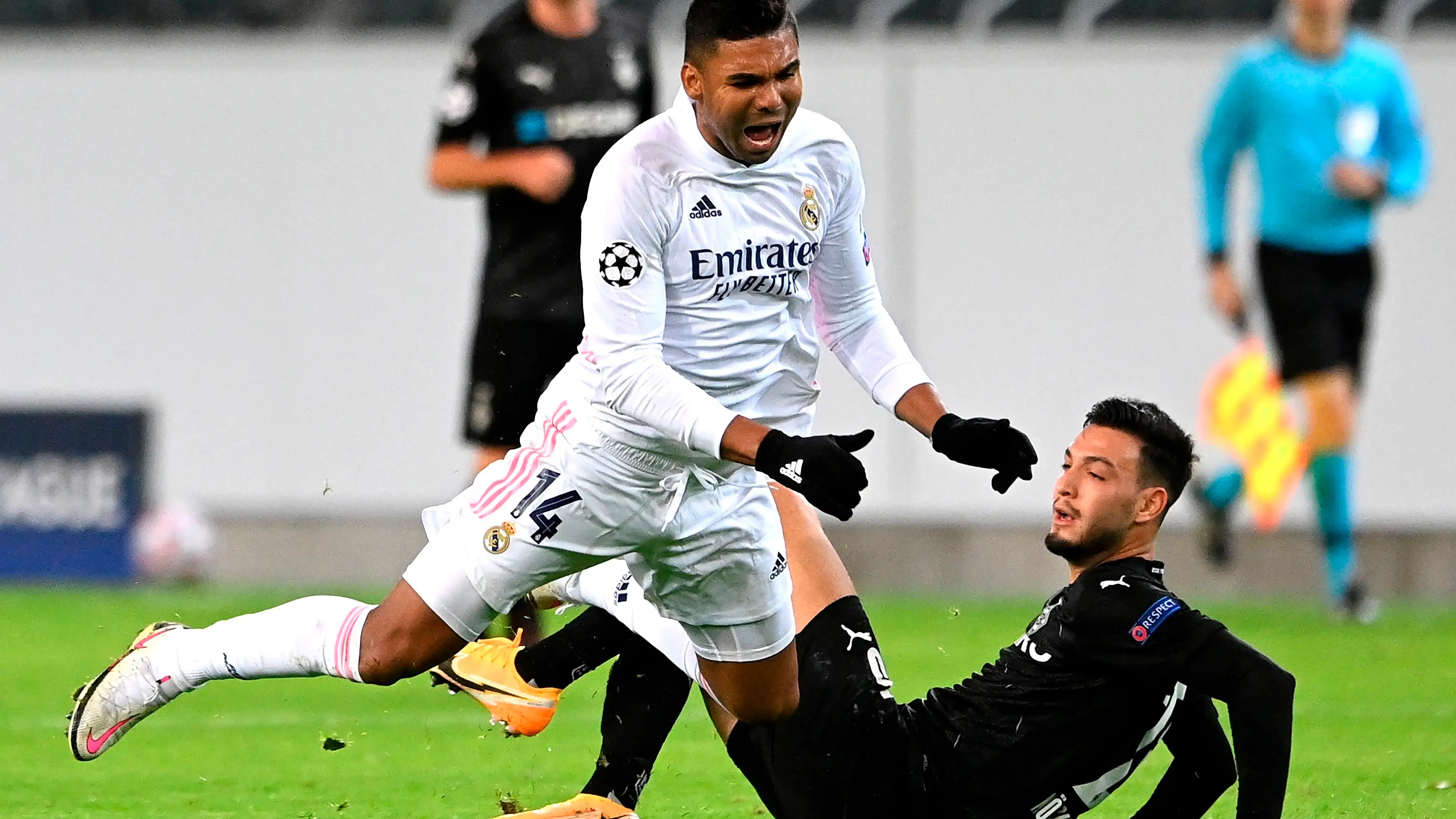 Casemiro, en acci&oacute;n ante el Borussia M&ouml;nchengladbach