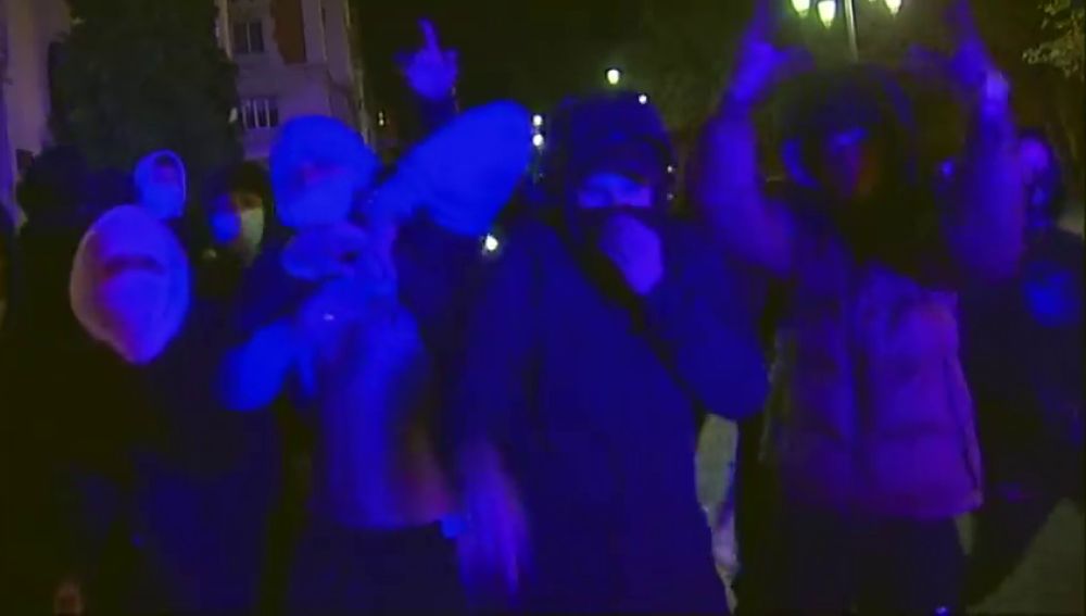 VÍDEO: Unos 50 jóvenes protestan en Oviedo contra el toque de queda: "Asturias, en pie de guerra"