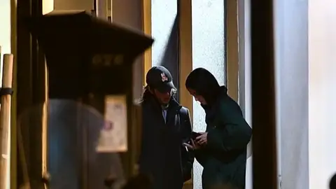 Polémicas imágenes de Victoria Federica fumando con un amigo sin mascarilla ni distancia de seguridad frente al coronavirus Polémicas imágenes de Victoria Federica fumando con un amigo sin mascarilla ni distancia de seguridad frente al coronavirus