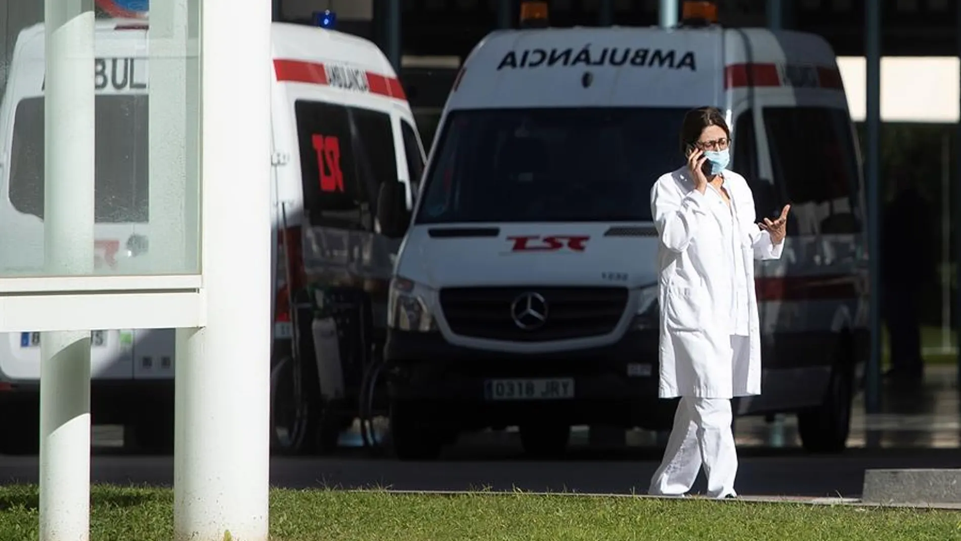 Doctora en una ambulancia Doctora en una ambulancia