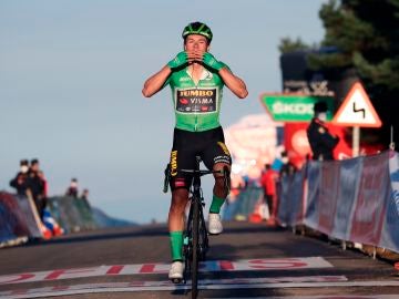 El esloveno Primoz Roglic celebra la victoria en la etapa 8 de la Vuelta a España