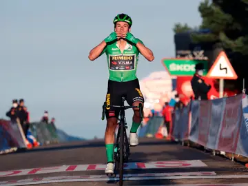 El esloveno Primoz Roglic celebra la victoria en la etapa 8 de la Vuelta a España El esloveno Primoz Roglic celebra la victoria en la etapa 8 de la Vuelta a España