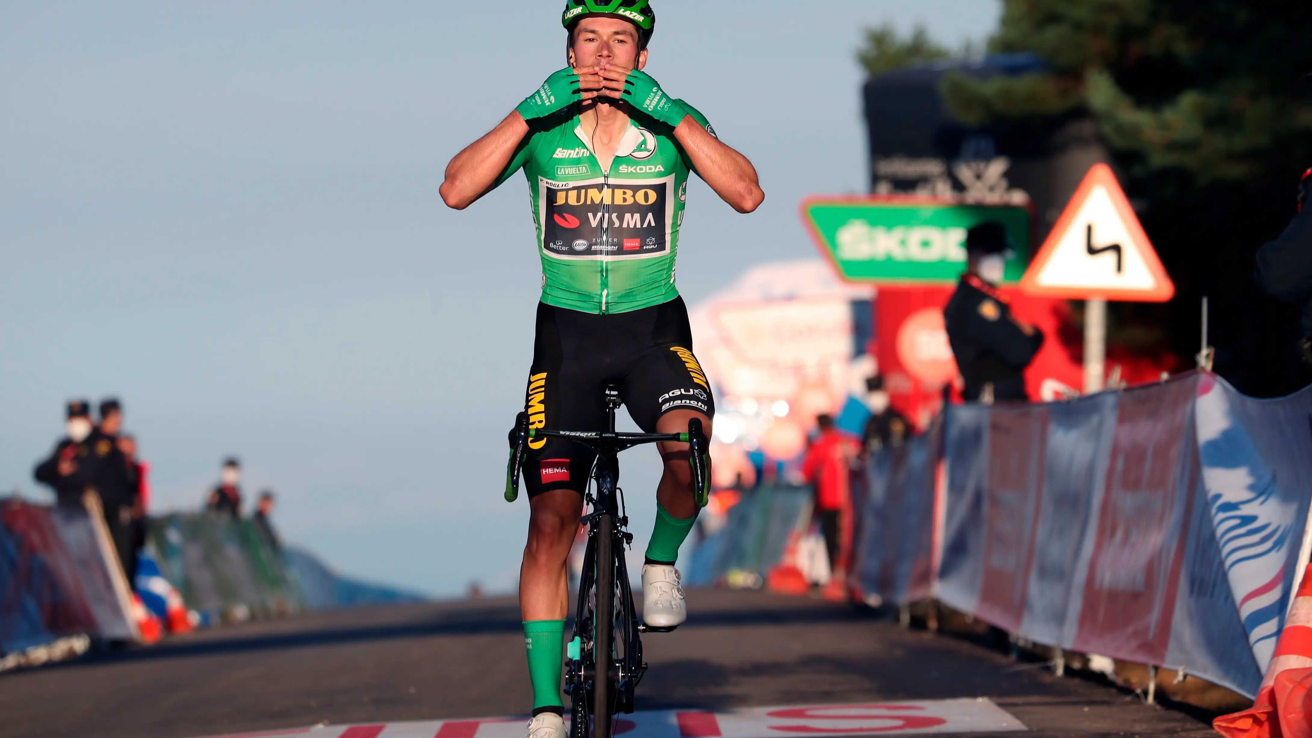 El esloveno Primoz Roglic celebra la victoria en la etapa 8 de la Vuelta a España El esloveno Primoz Roglic celebra la victoria en la etapa 8 de la Vuelta a España