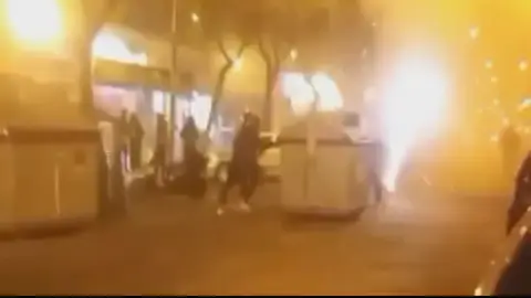Protesta violenta en Sevilla contra el estado de alarma Protesta violenta en Sevilla contra el estado de alarma