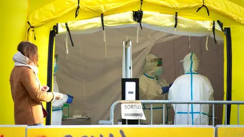 Los epidemiólogos consideran que el confinamiento total es la respuesta más efectiva contra el coronavirus Los epidemiólogos consideran que el confinamiento total es la respuesta más efectiva contra el coronavirus