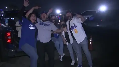 Miles de aficiones de los Dogers celebran la Liga de béisbol sin mascarillas ni distancia de seguridad Miles de aficiones de los Dogers celebran la Liga de béisbol sin mascarillas ni distancia de seguridad