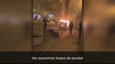 Las protestas en Sevilla por el toque de queda acaban con contenedores en llamas y Bomberos apedreados