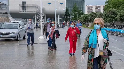 Paseantes por las calles de Santander Paseantes por las calles de Santander