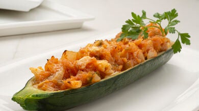 Karlos Arguiñano elabora calabacín relleno de ajoarriero, una receta clásica de la comida española