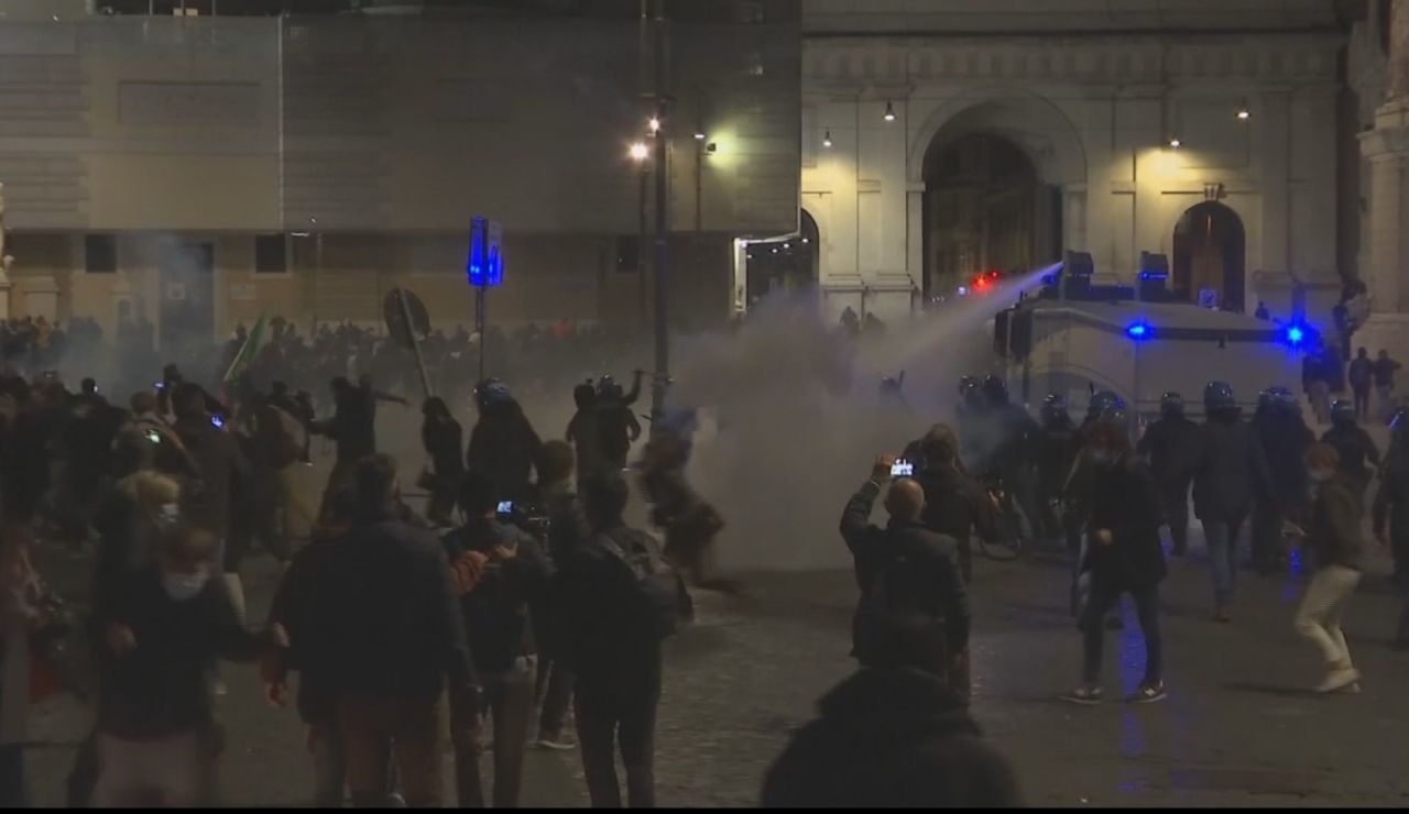 Disturbios en Italia por las restricciones Disturbios en Italia por las restricciones