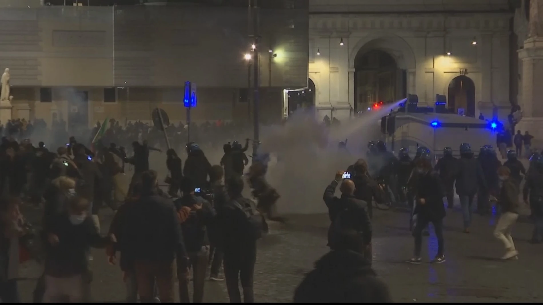 Disturbios en Italia por las restricciones