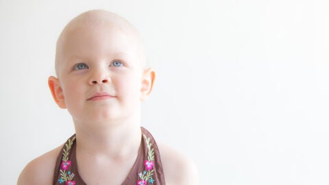 Niña enferma de cáncer