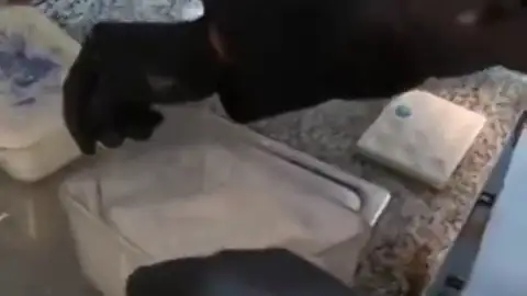 Los Mossos desarticulan una red de narcotráfico que actuaba como un catering a domicilio sirviendo la droga en casa del cliente Los Mossos desarticulan una red de narcotráfico que actuaba como un catering a domicilio sirviendo la droga en casa del cliente