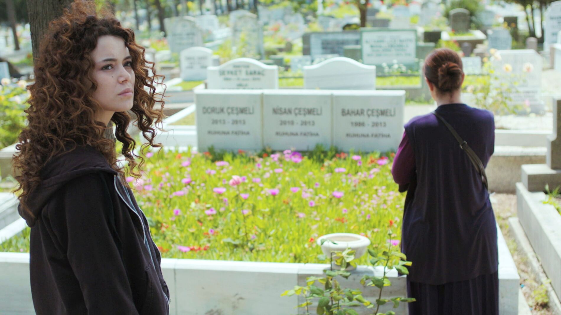 Sirin, a la desesperada para frenar a Enver: le enseña las lápidas de Bahar, Nisan y Doruk