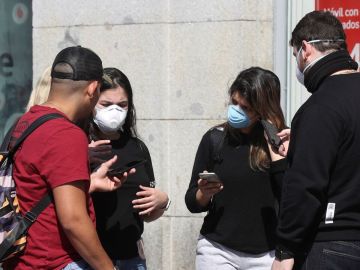 Jóvenes en una calle