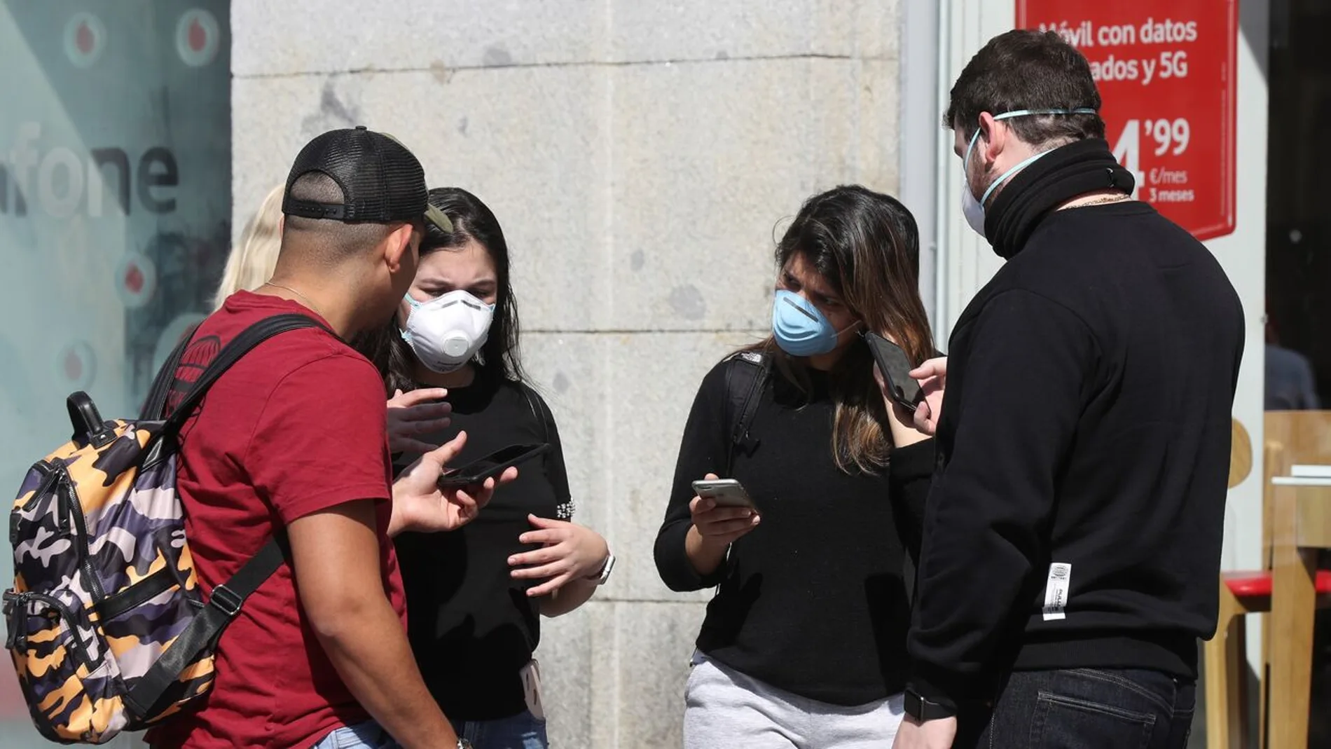 Jóvenes en una calle Jóvenes en una calle