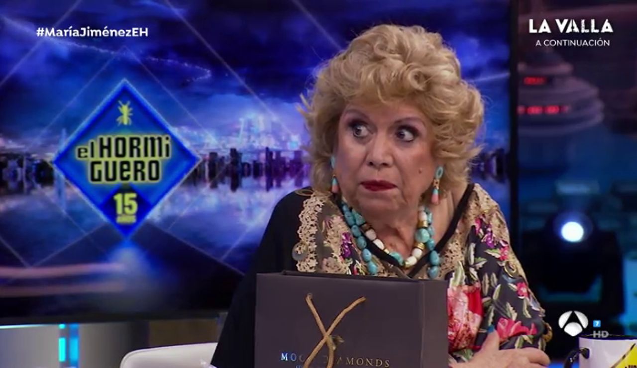 María Jiménez recuerda con Pablo Motos los duros momentos de su infancia: "¿Pasar hambre? Tú no sabes lo que es eso" María Jiménez recuerda con Pablo Motos los duros momentos de su infancia: "¿Pasar hambre? Tú no sabes lo que es eso"