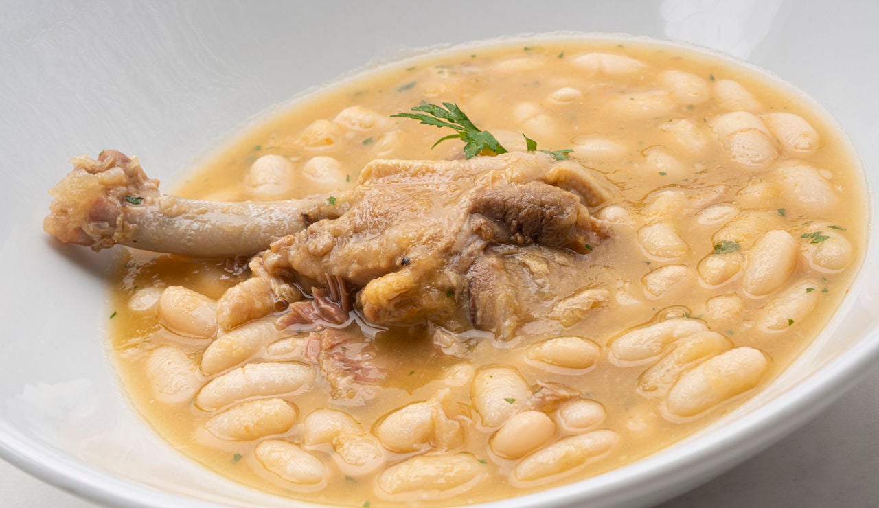 Alubias blancas con alas de pato, la rica y sencilla receta de cuchara de Karlos Arguiñano Alubias blancas con alas de pato, la rica y sencilla receta de cuchara de Karlos Arguiñano