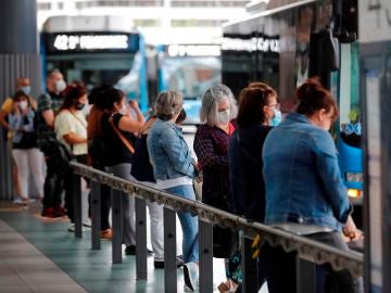 Varias personas esperan el autobús de la EMT en Madrid