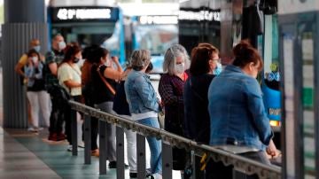 Varias personas esperan el autobús de la EMT en Madrid