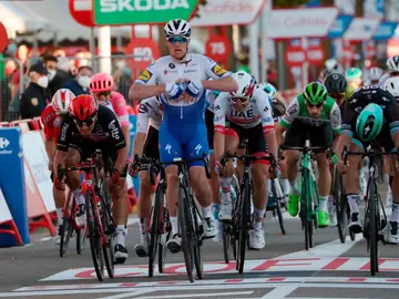 El irlandés Sam Bennett celebra la victoria en la etapa 9 de la Vuelta a España 2020 El irlandés Sam Bennett celebra la victoria en la etapa 9 de la Vuelta a España 2020