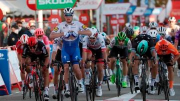 El irlandés Sam Bennett celebra la victoria en la etapa 9 de la Vuelta a España 2020
