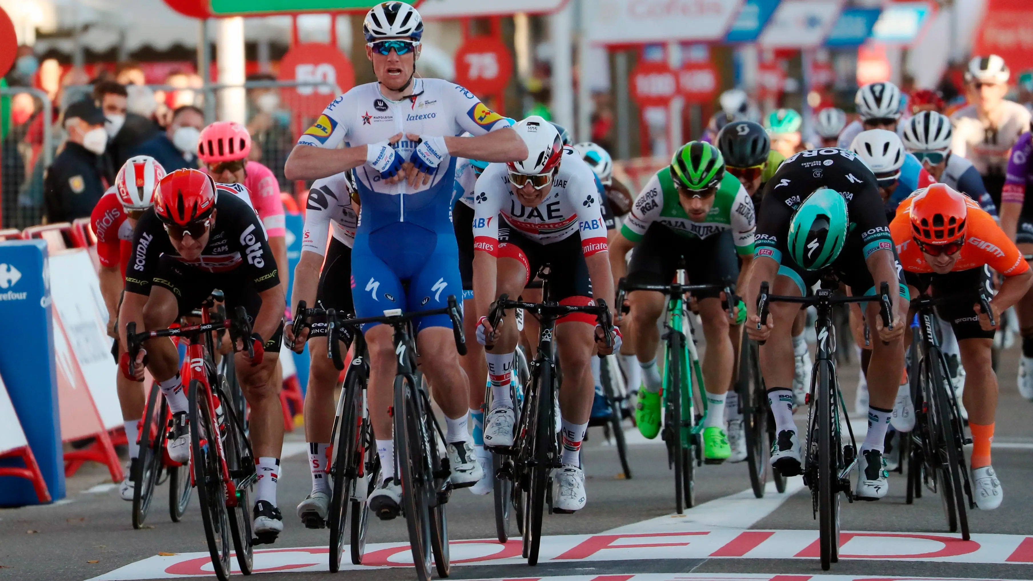 El irland&eacute;s Sam Bennett celebra la victoria en la etapa 9 de la Vuelta a Espa&ntilde;a 2020