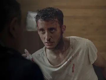 Álex cae en manos del Gobierno para ser torturado, ¿qué quieren de él? Álex cae en manos del Gobierno para ser torturado, ¿qué quieren de él?